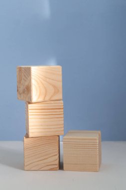 Açık mavi arkaplana karşı boş tahta küpler, vitrin şablonu