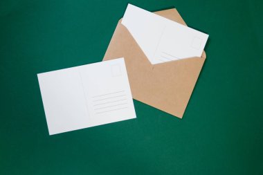 Yeşil arkaplana karşı boş kartpostal