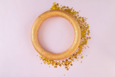 Pembe arkaplanda yıldızlar olan altın daire çerçeve