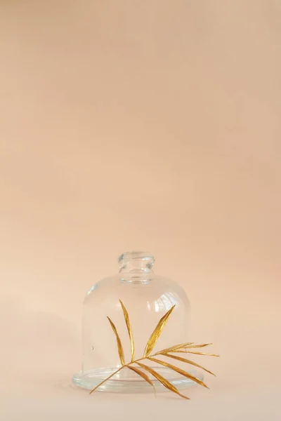 Gyllene Palmblad Med Glasburk Rosa Bakgrund — Stockfoto