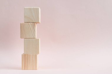 Pembe arkaplanda tahta küpler, metin için boş alan