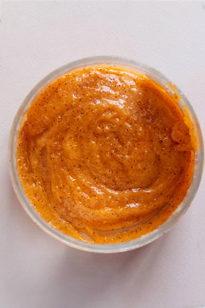 Flache Lageansicht Von Orangefarbenem Körperpeeling Mit Peeling Partikeln — Stockfoto
