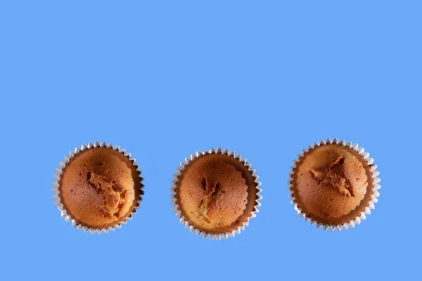 Cupcakes Plochý Ležel Pohled Modré Pozadí — Stock fotografie