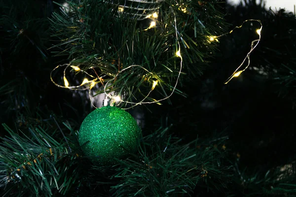 木の上のクリスマスの装飾 — ストック写真