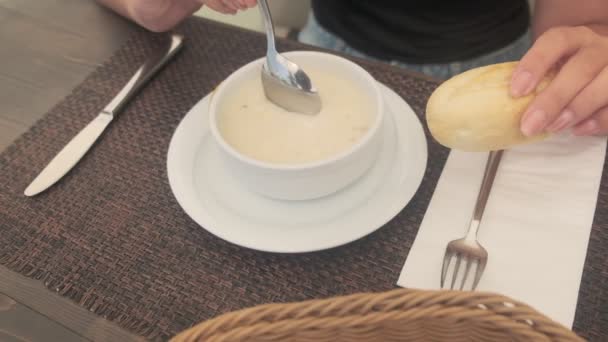 Jeune Femme Mangeant Soupe Maïs Dans Restaurant Ville — Video