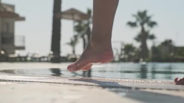 Тонкие Загорелые Ноги Ноги Молодой Женщины Модели Прогуливаются Полу Возле — стоковое видео