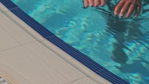 Sportieve Vrouw Stapt Uit Een Zwembad Tropische Spa — Stockvideo