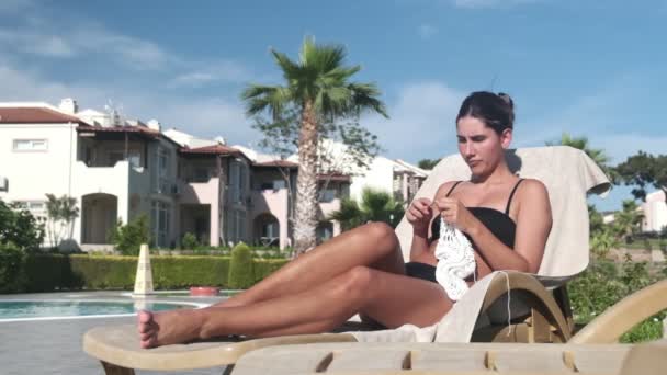Mladá Žena Sedí Veřejného Bazénu Pletená Někteří Nosí Relaxační Venku — Stock video