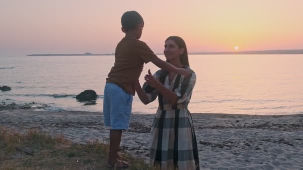 Ευτυχισμένη Χαριτωμένη Στοργική Μητέρα Αγκαλιάζει Αγαπημένο Της Παιδί Γιος Της — Αρχείο Βίντεο