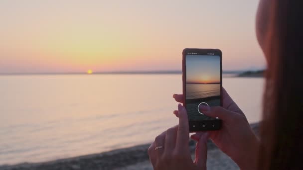Piękna Dziewczyna Fotografuje Świt Słońca Przez Telefon Dziewczyna Raduje Się — Wideo stockowe