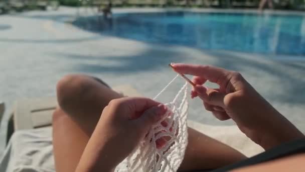 Junge Frau Sitzt Der Nähe Eines Öffentlichen Pools Und Entspannen — Stockvideo