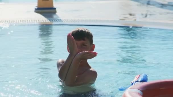 Close Van Een Jongetje Dat Een Openbaar Zwembad Een Tropisch — Stockvideo