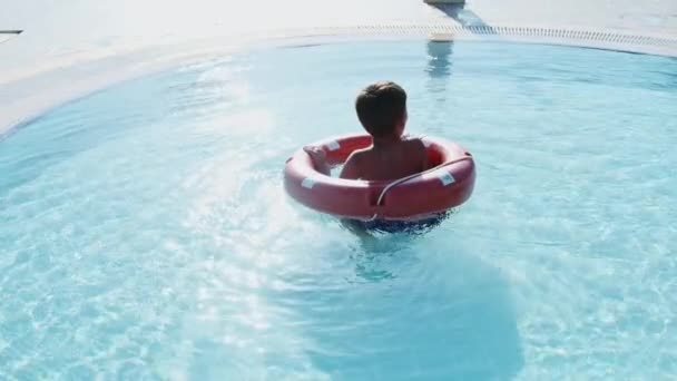 Jongen Met Reddingsboei Spelen Zwembad Tropisch Resort — Stockvideo
