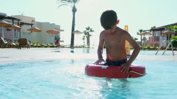 Niño Con Salvavidas Jugando Piscina Resort Tropical — Vídeo de stock