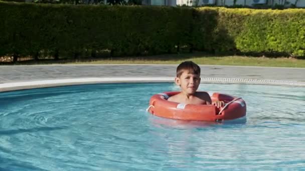 Niño Con Salvavidas Jugando Piscina Resort Tropical — Vídeo de stock