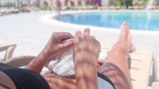 Genç Kadın Halka Açık Havuz Kenarında Oturur Bazıları Tropikal Bir — Stok video