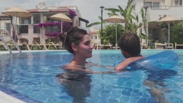 Matka Učí Svého Syna Plavat Veřejném Bazénu Dítě Houpe Záchranné — Stock video