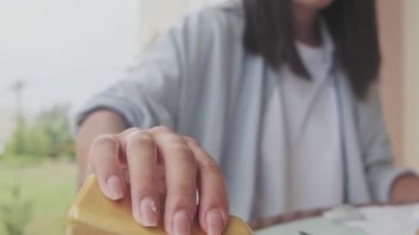 Doğada resim çizen yetenekli bir ressam. Rüzgarlı bir günde taş boyayan yaratıcı bir kızın portresi. Düşünceli ressam, boyaya benziyor. Yakından mükemmel renkler buluyor. Sanat yaratma kavramı