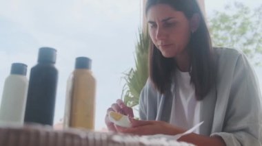 Doğada resim çizen yetenekli bir ressam. Rüzgarlı bir günde taş boyayan yaratıcı bir kızın portresi. Düşünceli ressam, boyaya benziyor. Yakından mükemmel renkler buluyor. Sanat yaratma kavramı