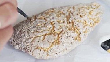 Kadın Sanatçı El Yakın Çekim, Boya Fırçası Tutan ve Yağlıboya Çizim. Renkli, Duygusal Yağlıboya. Çağdaş Ressam Güzel Sanatlar Modern Soyut Piece Oluşturma