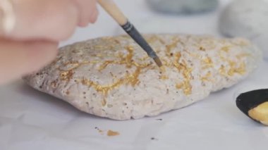 Kadın Sanatçı El Yakın Çekim, Boya Fırçası Tutan ve Yağlıboya Çizim. Renkli, Duygusal Yağlıboya. Çağdaş Ressam Güzel Sanatlar Modern Soyut Piece Oluşturma