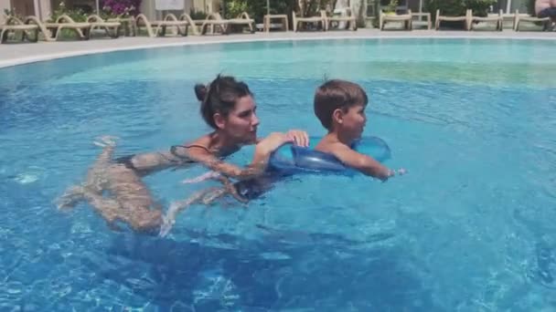 Matka Uczy Syna Pływać Publicznym Basenie Dziecko Kołysze Się Koło — Wideo stockowe