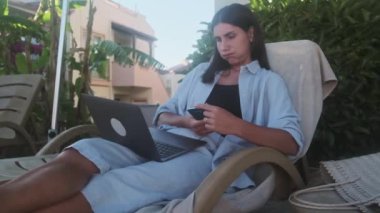 Bilgisayarda çalışan bir kadının portresi. İş yerindeki hataları düşünen üzgün iş kadınlarına yaklaş. Bilgisayarın başında monitöre bakan yorgun ve serbest çalışan genç bir kadın..