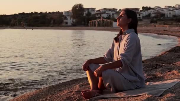 Молодая Женщина Практикует Расслабляющие Упражнения Моря Золотой Закат Над Морем — стоковое видео