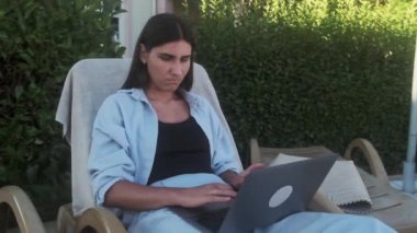 Bilgisayarda çalışan bir kadının portresi. İş yerindeki hataları düşünen üzgün iş kadınlarına yaklaş. Bilgisayarın başında monitöre bakan yorgun ve serbest çalışan genç bir kadın..