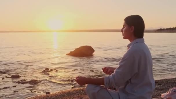 Jonge Vrouw Oefenen Ontspannende Oefening Door Zee Gouden Zonsondergang Boven — Stockvideo