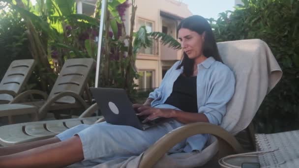 Захоплена Молода Жінка Переможець Дивиться Ноутбук Святкує Успіх Інтернеті Євфорична — стокове відео