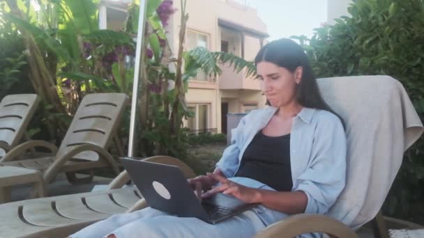 Potret Wanita Yang Bekerja Laptop Menutup Marah Pengusaha Wanita Berpikir — Stok Video