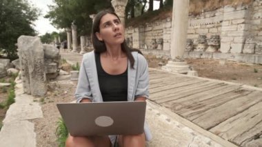 Bilgisayarda çalışan bir kadının portresi. İş yerindeki hataları düşünen üzgün iş kadınlarına yaklaş. Bilgisayarın başında monitöre bakan yorgun ve serbest çalışan genç bir kadın..