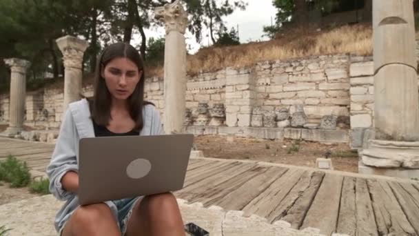 Молодая Женщина Сидит Парке Общаясь Видеосвязи Девушка Говорит Глядя Ноутбук — стоковое видео