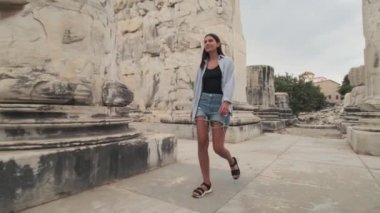 Antik Şehir 'deki Taş Kemer' den çıkan kız. Taş Duvarda Tek Başına Yürüyen Turist Kadın. Mimar Karınca Bölgesi Turistik Seyahat Gezisi