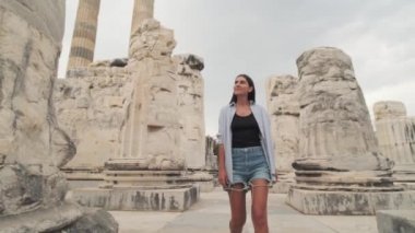 Antik Şehir 'deki Taş Kemer' den çıkan kız. Taş Duvarda Tek Başına Yürüyen Turist Kadın. Mimar Karınca Bölgesi Turistik Seyahat Gezisi