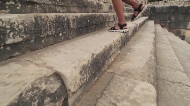 Женщина Сандалиях Поднимается Лестнице Античного Города Солнечный День Медленное Движение — стоковое видео