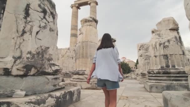 Girl Walking Out Stone Arch Ancient Old City Town Turista — Vídeo de stock