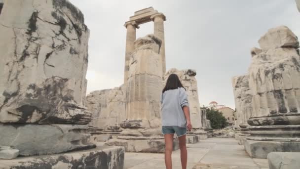 Girl Walking Out Stone Arch Ancient Old City Town Tourist — Stockvideo