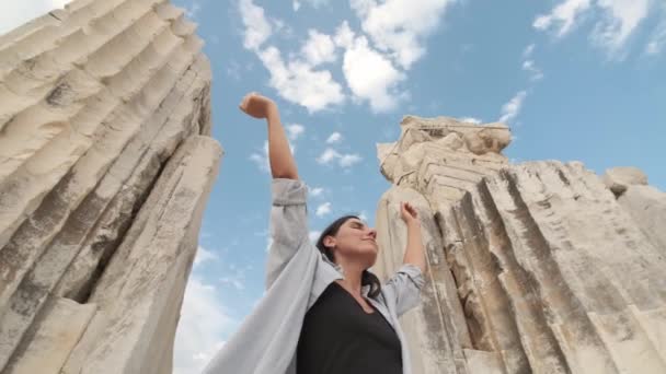 Free Happy Girl Looking Raised Arms Enjoying Calm Nature Ancient — Vídeo de stock