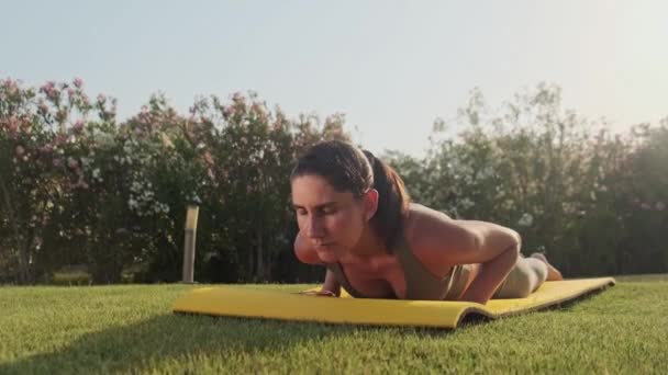 Sport Woman Sportswear Performing Yoga Pose Outdoors Athletic Girl Stretching — ストック動画