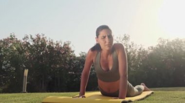 Kadınlar parkta yoga yaparken yorulurlar, kendilerini kötü ve kötü hissederler, sağlık konsepti. Yavaş çekim