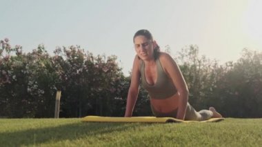 Kadınlar parkta yoga yaparken yorulurlar, kendilerini kötü ve kötü hissederler, sağlık konsepti. Yavaş çekim