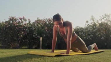 Kadınlar parkta yoga yaparken yorulurlar, kendilerini kötü ve kötü hissederler, sağlık konsepti. Yavaş çekim