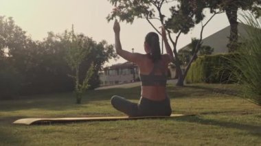 Kadın meditasyonu, zen yoga meditasyonu. Yogi kızı el ele tutuşuyor, sağlıklı yaşam tarzı, yavaş hareket eden meditasyon konsepti.