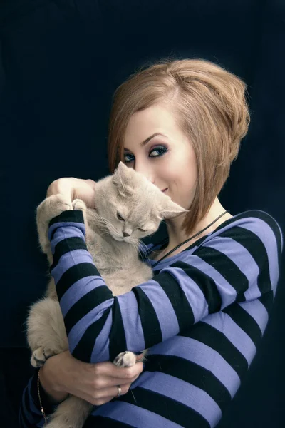 Kot i dziewczyna — Zdjęcie stockowe