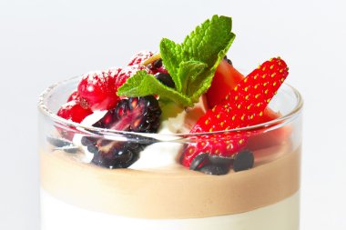 kızılcık, böğürtlen, çilek ve nane ile dondurma