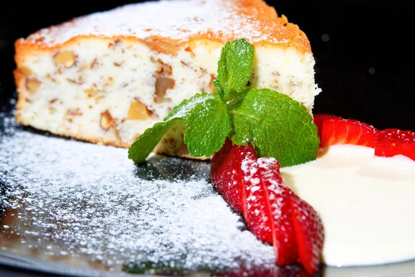 신선 한 딸기를 곁들인 케이크 — 스톡 사진