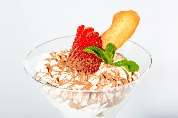 Παγωτό κρέμα με φράουλες και μπισκότα — Φωτογραφία Αρχείου