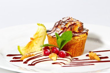 süt krema, çikolata, kızılcık, ceviz ve elma kek